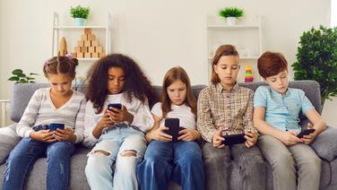 Interdiction des réseaux sociaux aux moins de 15 ans : « Nous avons tout donné aux Gafam, il est trop tard pour s’étonner d’être surveillé »