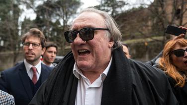 « Arrache-moi la culotte, va ! » : des images inédites montrent Gérard Depardieu en roue libre sur un tournage