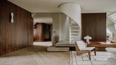 Avant/Après : l’incroyable métamorphose d’un duplex sombre sous les toits en appartement raffiné et lumineux