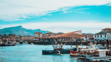 Saint-Jean-de-Luz, refuge d’Isabelle Huppert : activités, restaurants, hôtels… immersion au cœur de la Cité des Corsaires