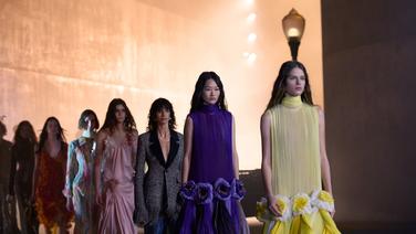 « Travailler avec le cinéma, comme Christian Dior l’a fait à son époque»: à Los Angeles, le défilé croisière de Jonathan Anderson célèbre un nouvel âge d’or d’Hollywood