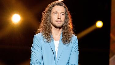 Julien Doré papa, il partage un rare cliché de son fils : il a déjà tout d’un grand garçon !