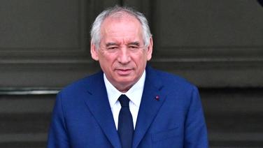 “Aïe !” : maladroit, François Bayrou manque de se blesser en remettant la Légion d’honneur à un proche