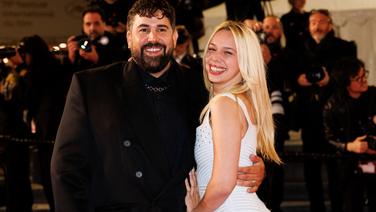 Artus amoureux, il officialise à Cannes : sa compagne de 12 ans sa cadette est une célèbre “fille de”
