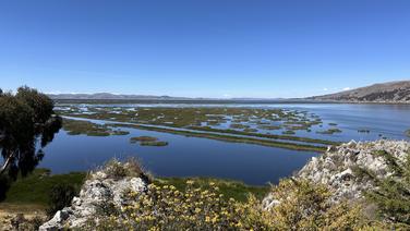À près de 4000 m d’altitude, partagé entre le Pérou et la Bolivie, le lac Titicaca se trouve au cœur de l’Altiplano.