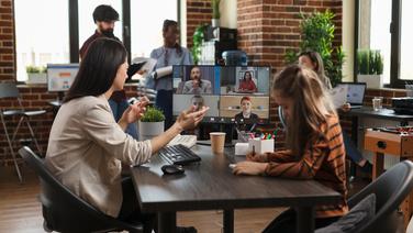 Chez JIN, agence de conseil en communication, la DRH a assoupli les règles de télétravail et autorisé les salariés à venir avec leurs enfants, à condition qu’ils soient suffisamment autonomes.