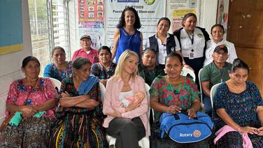 Sidonie Bonnec entourée de «comadronas» au Guatemala dans Si j’étais une sage-femme sur France 5.