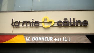 Selon l’administration, le site internet de La Mie Câline indiquait à plusieurs reprises que l’enseigne s’approvisionnait exclusivement en œufs issus de poules élevées en plein air et d’origine française.