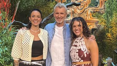 Cynthia et Clarisse aux côtés de Denis Brogniart lors de la finale de « Koh-Lanta, les reliques du destin » le 23 juin 2026