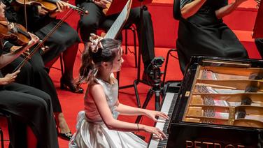 Excellente élève, Lucie exerce sa passion, le piano, plus de deux heures par jour.