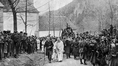 Les moines de la Grande Chartreuse contraints de quitter leur monastère sur ordre du gouvernement (1903). Ils s’exileront.