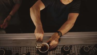 Exit le café standard ! Berlin surfe sur le « third wave coffee », un mouvement qui traite le café comme un grand cru. La capitale regorge de cafés de spécialité associant torréfaction artisanale et boulangerie d’exception.