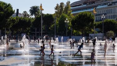 Enfants qui jouent sur le miroir d'eau, Promenade du Paillon, Nice.
