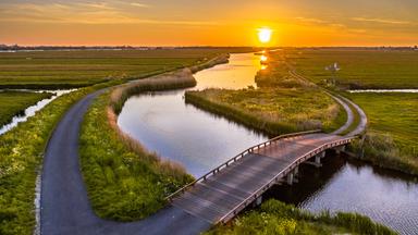 La balade à vélo dans le Waterland est une excellente première expérience de cyclotourisme aux Pays-Bas : beau paysage, jolies villes et itinéraire facile sur pistes cyclables.