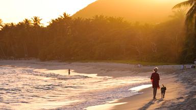 La plage familiale de Grand-Bourg, chef-lieu de l'île de Marie-Galante en Guadeloupe.