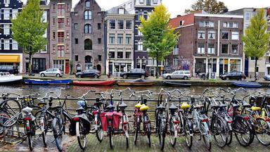 Amsterdam est striée par 500 km de pistes : un maillage dense qui permet de rejoindre toutes les zones du centre-ville en une dizaine de minutes.