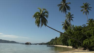 La plage du Cubadak Paradiso Village à Tarusan sur l'île de Sumatra.