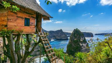 Nusa Penida, ou «l'île des bandits», c'est 200 km² de roche calcaire au relief irrégulier, bordé de plages spectaculaires. Ici, Diamond Beach et son fameux «diamant».