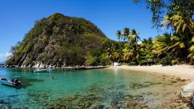 Que faire en Guadeloupe ? La plage du pain de sucre, dans la baie des Saintes.