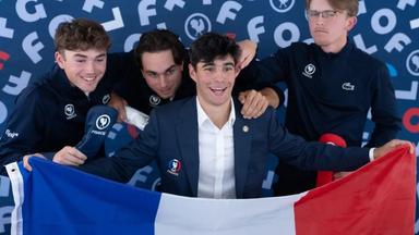 Lev Grinberg entouré de ses coéquipiers de l’équipe de France amateur