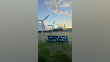 Ecosse: des militants de Greenpeace installent des éoliennes sur le parcours de golf de Trump