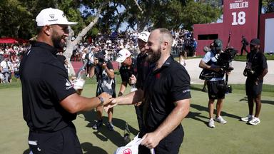 L’Espagnol Jon Rahm félicite l’Anglais Tyrell Hatton pour sa victoire lors du Liv Andalucia au Real Club Valderrama