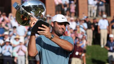 Scottie Scheffler pose avec le trophée après avoir remporté le dernier tour du tournoi de golf TOUR Championship, le 30 août 2026, à Atlanta, Géorgie, États-Unis.