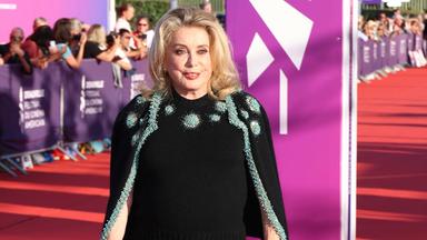 Catherine Deneuve, Laura Smet… Les stars au summum du chic pour la cérémonie de clôture du festival de Deauville, l’incontournable noir s’empare du tapis rouge