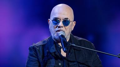 “Mon idole, mon ami…” Pascal Obispo ne l’oublie pas : 7 ans après sa brutale disparition, le chanteur rend hommage à une légende rennaise du rock dont il était très proche