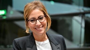Léa Salamé en retrait du JT : il y a 20 ans, Béatrice Schönberg avait elle aussi quitté l’antenne… à une grosse différence près