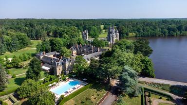 Planté autour d’un château du XVe siècle, le Domaine de la Bretesche est le seul Relais & Château de France à être adossé à un golf