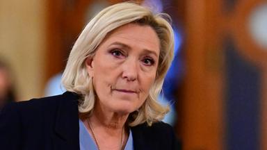 Marine Le Pen : à la Trinité-sur-Mer où elle se réfugie chaque été, elle a passé du bon temps avec le frère d’un homme célèbre et issu d’une grande famille