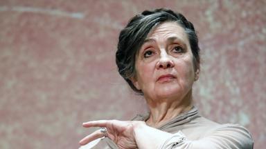 “Je ne suis pas son pote” : Catherine Ringer avait esquivé une bise avec Emmanuel Macron, leur rencontre était restée dans les mémoires…
