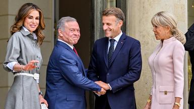 VIDÉO GALA – Brigitte et Emmanuel Macron reçoivent Abdallah II et Rania de Jordanie à l’Élysée : leurs retrouvailles chaleureuses en images