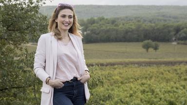 Julie Gayet, ses parents propriétaires d’un magnifique château dans le Gers : à quoi ressemble cette résidence du XVIIe siècle qu’ils ont restaurée avec passion ?