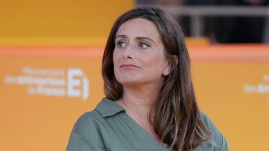 Enceinte de 9 mois, Marine Tondelier convoquée en urgence par Emmanuel Macron à l’Élysée : son congé maternité retardé, elle restera “une nuit de plus”
