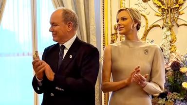 Au Palais princier, Charlene de Monaco délaisse son uniforme fétiche pour une robe Oscar de la Renta minimaliste
