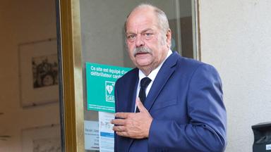 Dans le Vaucluse, Éric Dupond-Moretti réapparaît avec un tout nouveau look qui divise : “Il ressemble un peu à…”