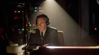 Jon Hamm dans le rôle du journaliste de radio Fred Heckman dans American Hostage sur HBO Max.