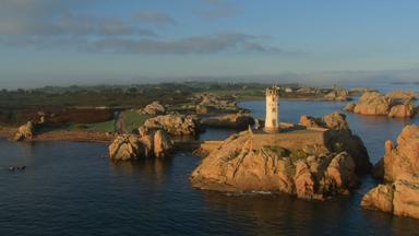 Le phare du Paon est situé sur la roche du Paon au nord de l’île de Bréhat, dans les Côtes-d’Armor au large de Paimpol.