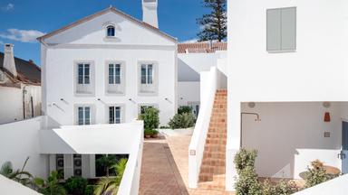 De Tavira aux rives du Guadiana, lâAlgarve orientale, dans le sud du Portugal, se dĂ©couvre Ă travers cinq hĂŽtels de charme entre vieilles villes, vergers et lagunes. (Ici PalĂĄcio de Tavira.)
