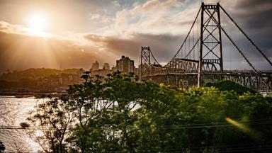 Florianopolis est reliĂ©e au continent depuis le dĂ©but du XXe siĂšcle par un pont style Eiffel aujourdâhui rĂ©servĂ© aux piĂ©tons et cyclistes.