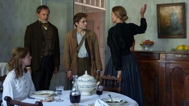 LĂ©ontine Clerbois (Isabelle, sĆur dâArthur Rimbaud), Arnaud Lechien (son professeur), Neven Carron (Arthur Rimbaud) et Ălodie Frenck (Madame Rimbaud) dans Rimbaud-Verlaine, une saison en enfer sur France 2.