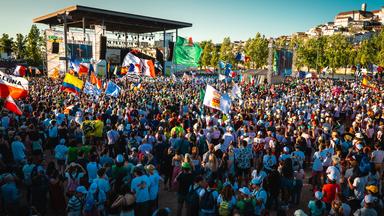 Ils Ă©taient 1,5 million de jeunes rassemblĂ©s pour la veillĂ©e et la messe finale des JMJ de Lisbonne, en aoĂ»t 2023, dont 43.000 Français dâaprĂšs la ConfĂ©rence des Ă©vĂȘques de France.