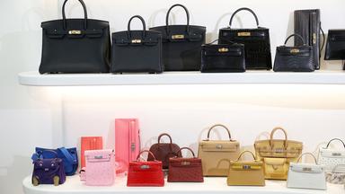 Des sacs Birkin sont exposés chez Lilac Blue, une boutique de seconde main revendant principalement des produits Hermès, dans le très chic quartier de Knightsbridge, à Londres, au Royaume-Uni, le 19 octobre 2026.