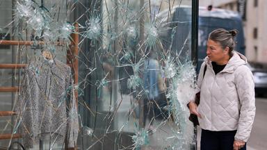 Une vitrine fracassée à Paris après les violences du 17 octobre.