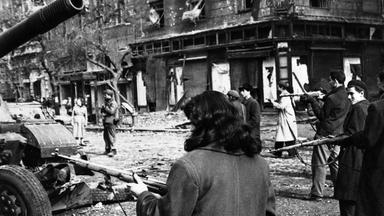 Des insurgés hongrois affrontent les chars au lendemain de l’assaut donné le 4 novembre 1956 par les troupes soviétiques.