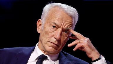 « Le même État, qui nous appelle (…) à revaloriser les salaires dans le privé, s’apprête à renchérir le coût du travail », s’est agacé Patrick Martin,le président du Medef.