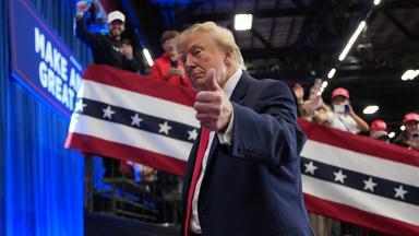 « Il en est réduit à acheter les gens » : Donald Trump promet des cadeaux faramineux à ses électeurs à l’approche des midterms
