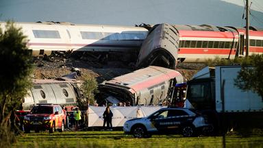 Les secouristes travaillent sur le site de la collision de deux trains à grande vitesse entre les villes de Mora et Orgaz, près de Tolède en Espagne, le 28 octobre 2026.
